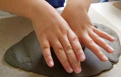 Creare con l’argilla: crescere modellando stimola l’immaginazione!