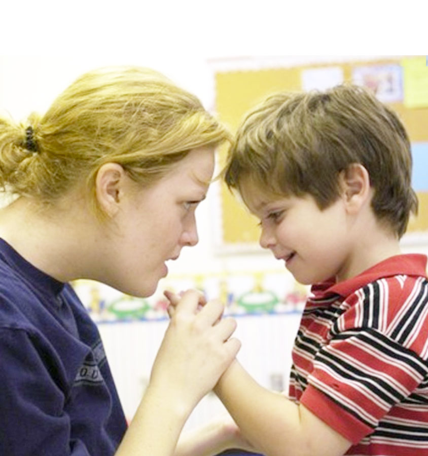 Tuo figlio fa più fatica a relazionarsi? Come puoi aiutarlo a stare nel mondo senza sentirsi sopraffatto?