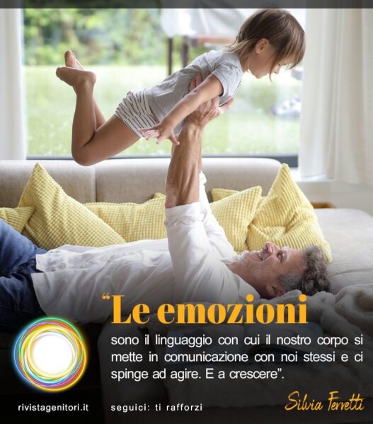 L'immagine rappresenta un papà che gioca felicemente al "vola vola" con sua figlia