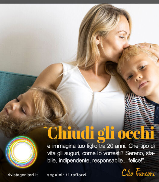 L'immagine rappresenta una mamma che coccola con amore i propri figli