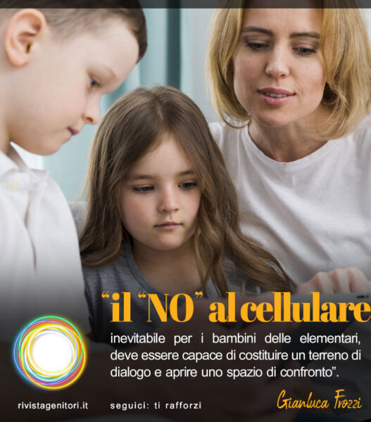 L'immagine rappresenta una mamma che sta insegnando ai suoi due figli come usare lo smartphone