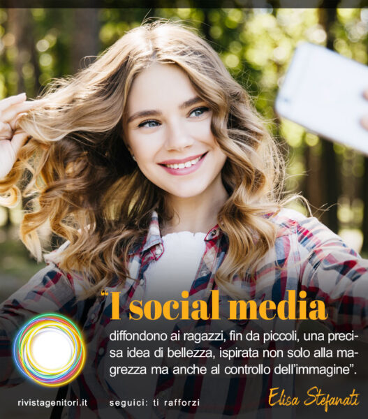 L'immagine rappresenta una ragazzina che si fa un selfie con lo smartphone