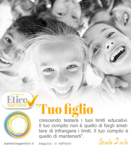 l'immagine rappresenta un gruppo di ragazzini che ridono tutti insieme