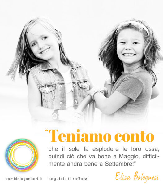 l'immagine rappresenta due bambine che giocano in spiaggia