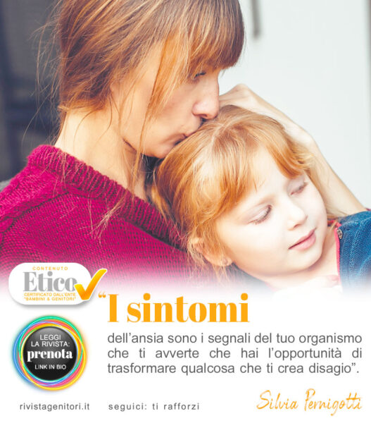 genitore abbraccia il figlio