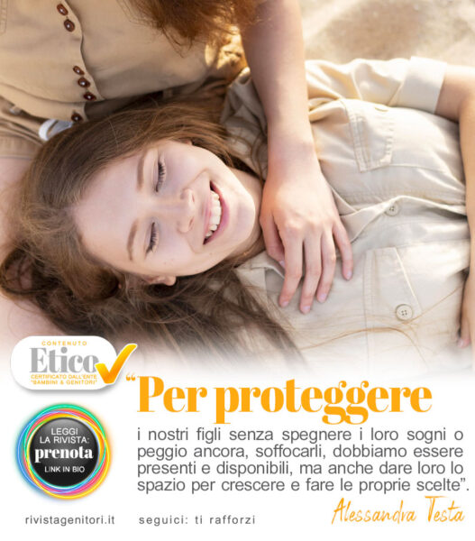 Genitore abbraccia bambina con fiducia e libertà per proteggerla senza soffocare i suoi sogni