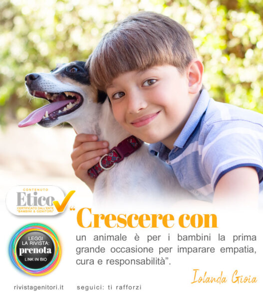 Bambino accarezza delicatamente un animale domestico per imparare rispetto e cura