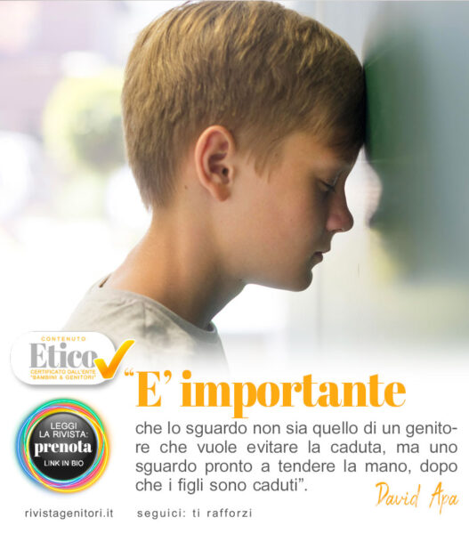 Bambino solo che riflette