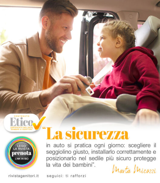 Genitore sistema il seggiolino auto con bambino seduto in sicurezza nel veicolo