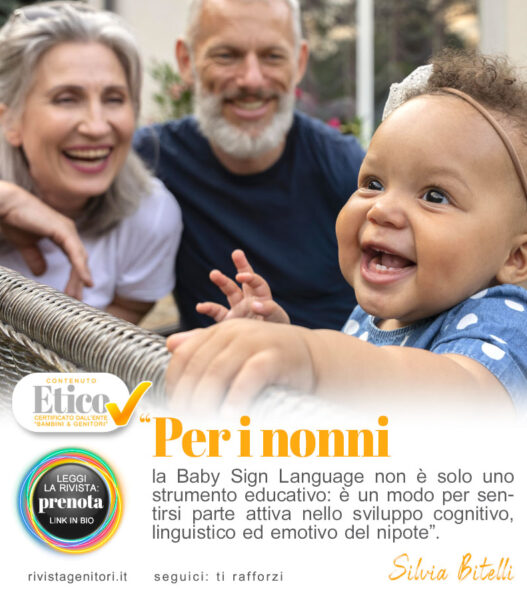 Nonni guardano il nipote sorridendo