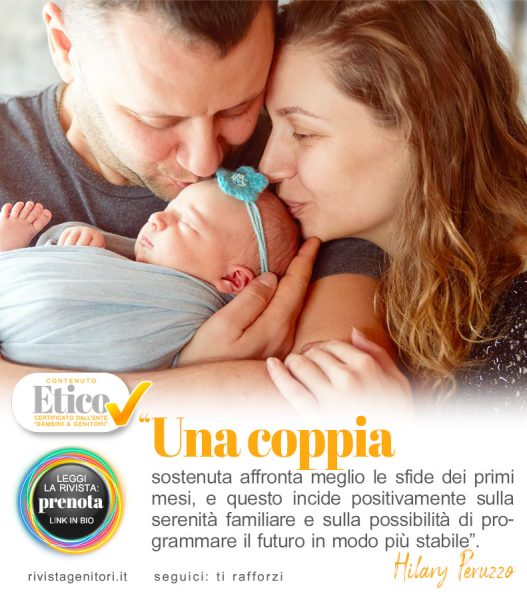 Ostetrica che sostiene una coppia in gravidanza durante un incontro di preparazione alla nascita.