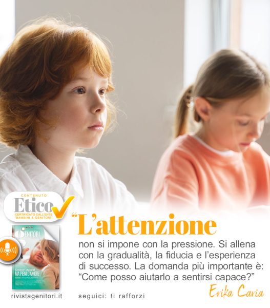 bambino concentrato mentre gioca o studia con genitore accanto che lo supporta