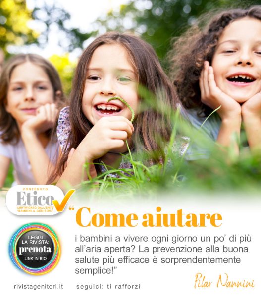 bambini che giocano all’aria aperta per prevenire raffreddore in un parco