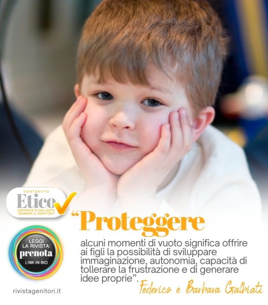 Bambino che gioca da solo sviluppando creatività senza sovrastimolazione