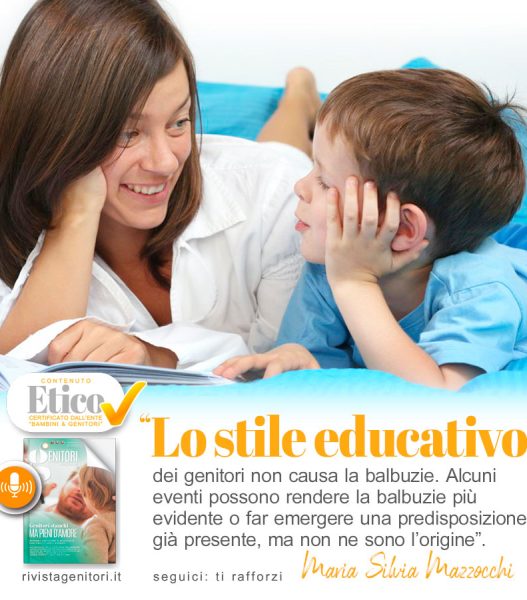 Bambino piccolo che balbetta durante la lettura con un adulto accanto che lo supporta