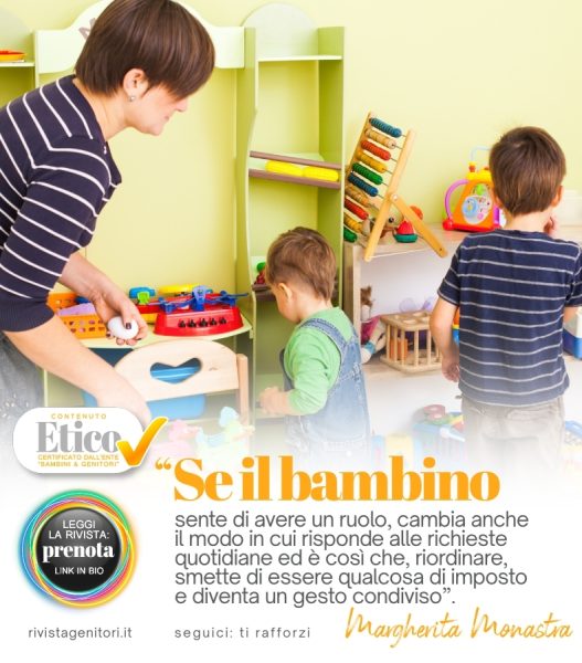 bambino che riordina i giochi con la mamma in modo sereno