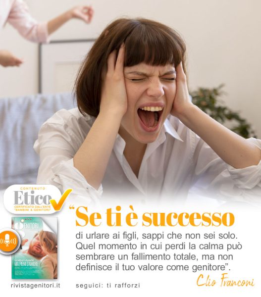 Genitore che si prende un momento per calmarsi mentre il figlio gioca in casa