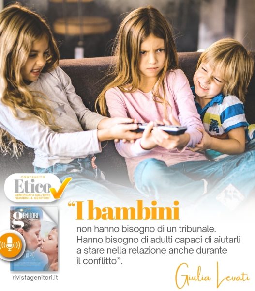 Bambini che litigano tra loro mentre un genitore osserva con calma senza intervenire immediatamente
