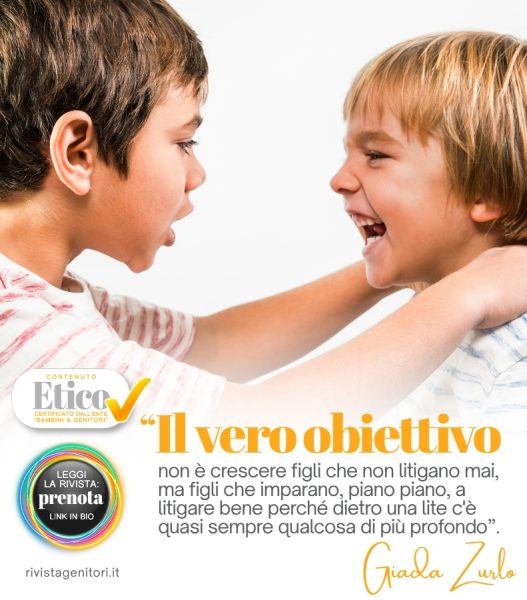 Genitore che guida i figli durante un litigio trasformandosi da arbitro ad allenatore educativo
