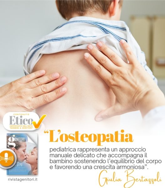Osteopata pediatrico che tratta delicatamente un bambino durante una seduta di osteopatia