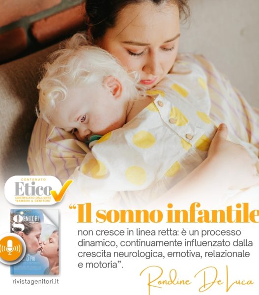 Mamma conforta il suo bambino sveglio durante la notte mentre affronta una fase di regressione del sonno