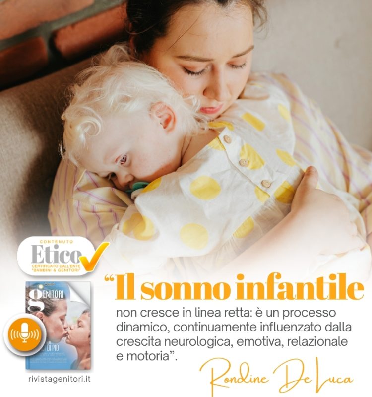 Mamma conforta il suo bambino sveglio durante la notte mentre affronta una fase di regressione del sonno